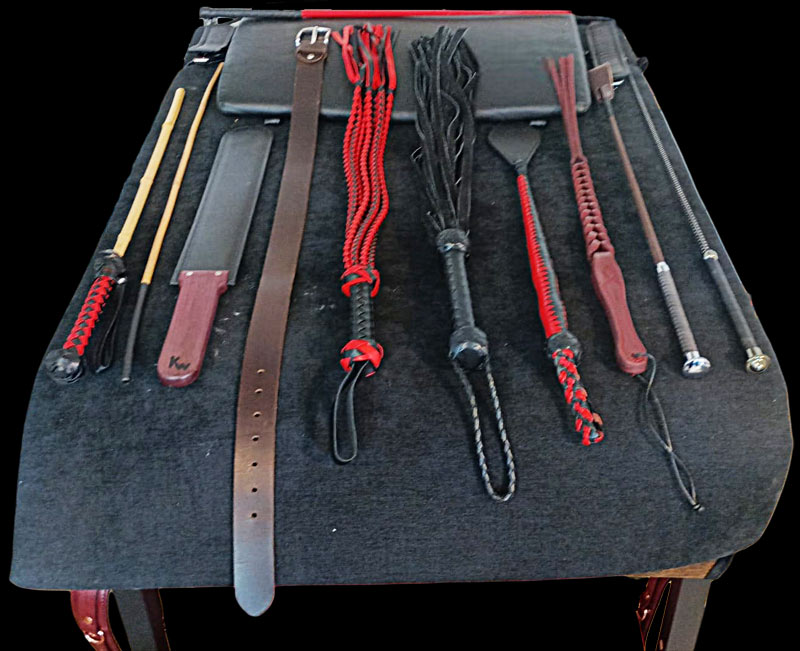 BDSM & Spanking: Ihr Straftisch mit  Instrumenten mit denen sie gleich gezüchtigt wird