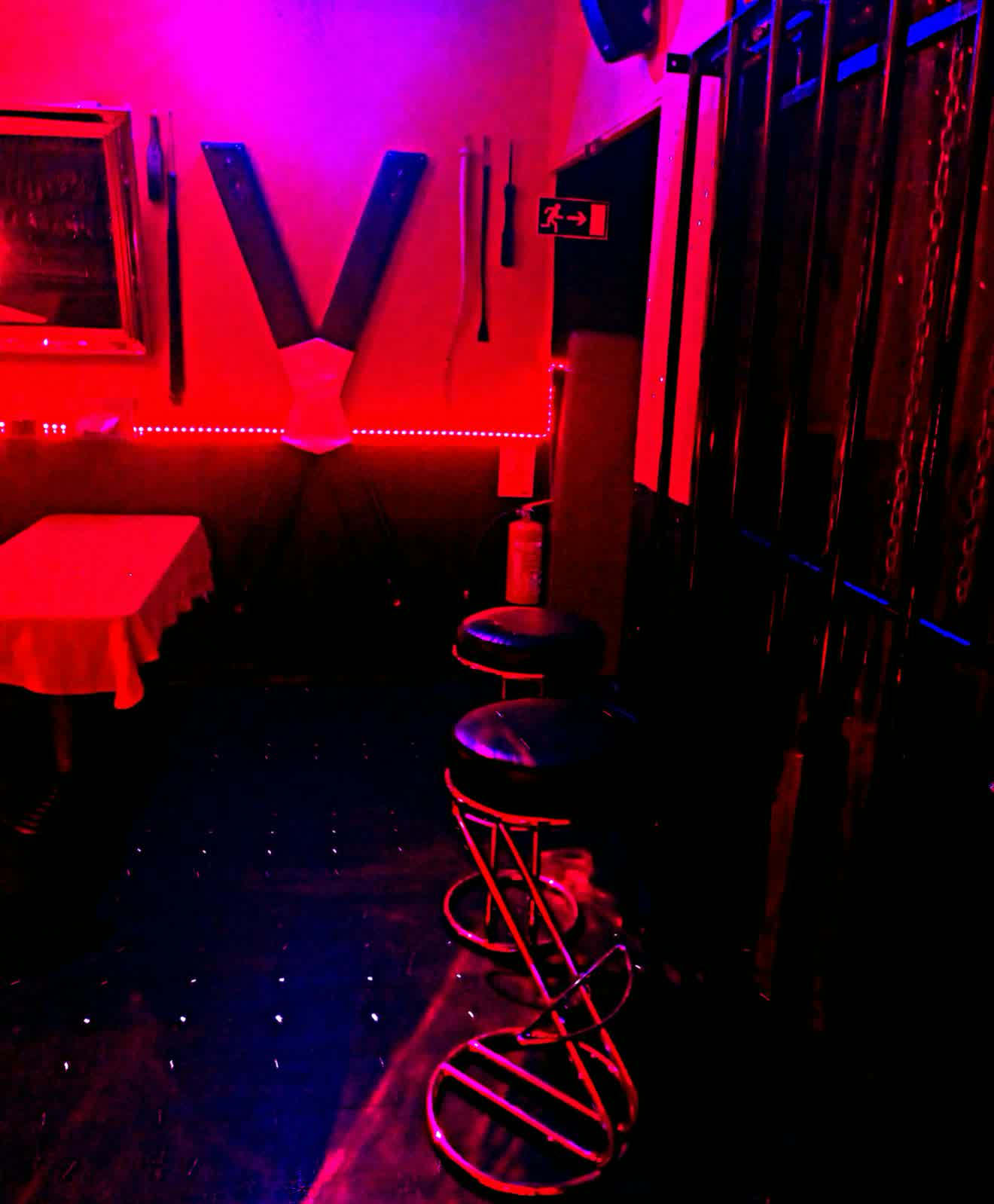 Sex, BDSM & Spanking Location: KOW2, upper floor, left-hand room with seating, a St. Andrew’s cross and a cage for play, with a lounger