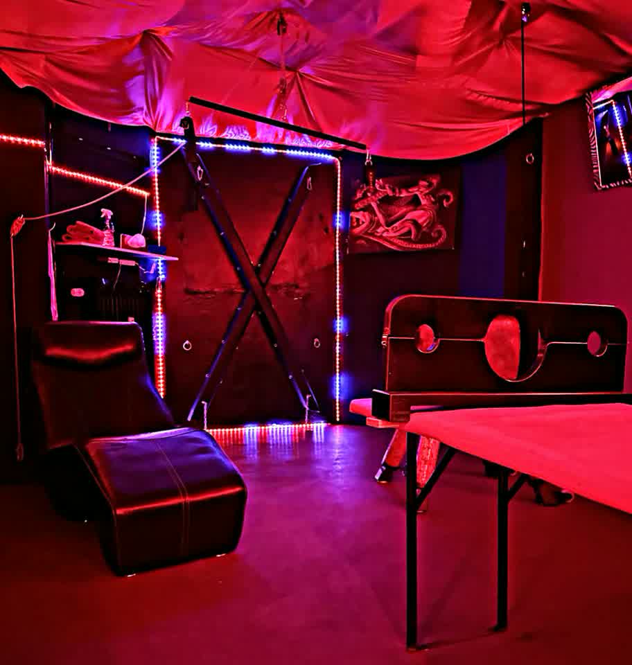 Sex, BDSM & Spanking Location: KOW2, the basement, right-hand room with suspension equipment, a St Andrew’s cross and much more